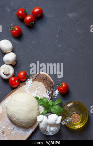 Gli ingredienti della pizza su sfondo grigio con copia spazio, foto verticale, è possibile mettere la vostra immagine o iscrizione Foto Stock