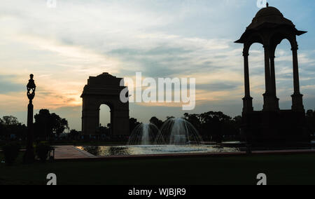 Vista della tettoia e India Gate, un memoriale di guerra a cavallo di Rajpath dall India britannica esercito che morì nella prima guerra mondiale Foto Stock