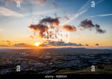 Vista aerea di Gwent gallese città valli e montagne al tramonto Foto Stock