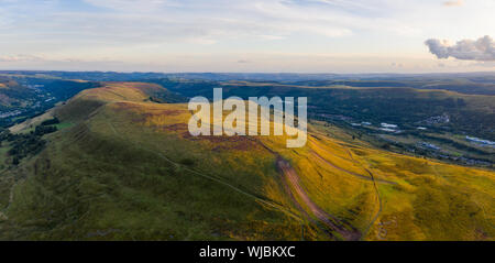 Vista aerea di Gwent gallese città valli e montagne al tramonto Foto Stock