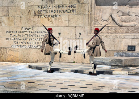 ATHENS, Grecia - 04 giugno: 2016. Evzones (guardie presidenziali) veglia sopra il monumento del milite ignoto di fronte al parlamento greco. Foto Stock