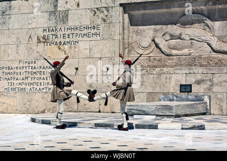 ATHENS, Grecia - 04 giugno: 2016. Evzones (guardie presidenziali) veglia sopra il monumento del milite ignoto di fronte al parlamento greco. Foto Stock