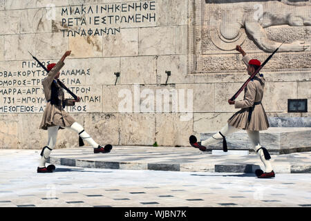 ATHENS, Grecia - 04 giugno: 2016. Evzones (guardie presidenziali) veglia sopra il monumento del milite ignoto di fronte al parlamento greco. Foto Stock