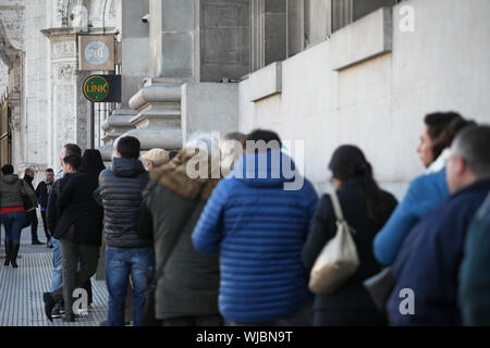 Buenos Aires, Buenos Aires, Argentina. 3 Sep, 2019. Immagini di Buenos Aires il quartiere finanziario. Dopo che il governo ha imposto i controlli dei capitali, persone rendono le linee lunghe a ritirare i loro soldi dalle banche. Credito: Claudio Santisteban/ZUMA filo/Alamy Live News Foto Stock