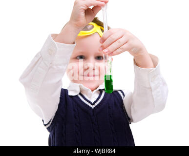 Ragazzo di eseguire esperimenti di chimica Foto Stock