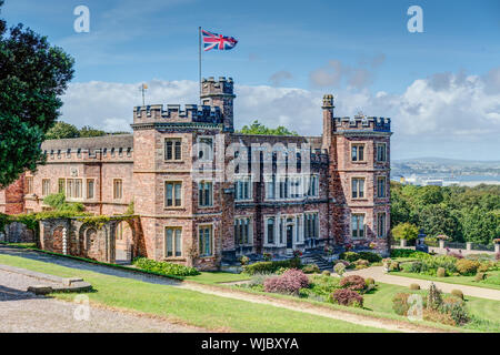 Una bellissima pietra arenaria rossa dimora signorile, Edgcumbe House, Torpoint, Cornovaglia, che si affaccia sulla valle Tamar e il fiume verso Plymouth e Dartmoor. Foto Stock