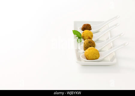 Fritte palline di carne con la salsa in una piastra bianca su sfondo bianco Foto Stock