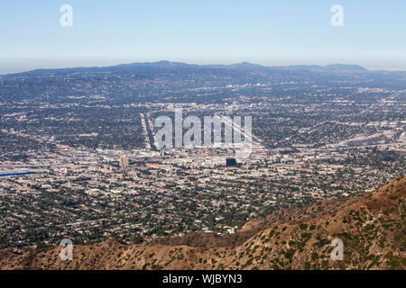 Cima vista di Burbank, Los Angeles, la Valle di San Fernando e la Santa Monica montagne del sud della California. Foto Stock