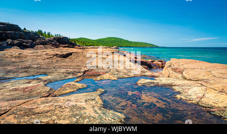 Paesaggio panoramico vista da sotto il Vulcano Trail lungo la bellissima costa rocciosa del Lago Superior a Neys Provincial Park, Ontario, Canada Foto Stock