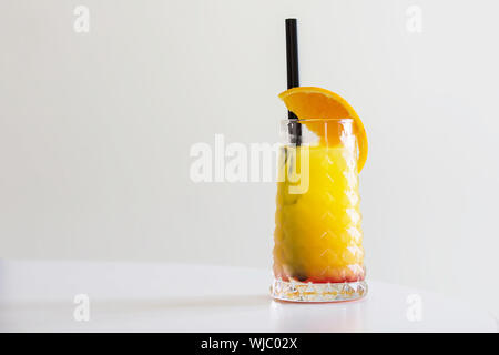 Tequila Sunrise Cocktail isolata su uno sfondo grigio Foto Stock