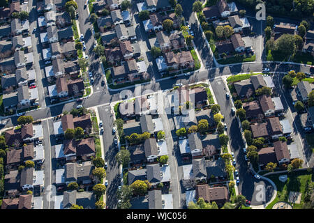 Vista aerea del suburban cul-de-sac strade, appartamenti e case nei pressi di Los Angeles in Ventura County, California. Foto Stock