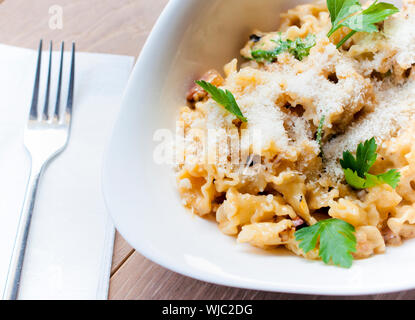 Il fuoco selettivo sulla pasta carbonare nel lato anteriore della piastra Foto Stock