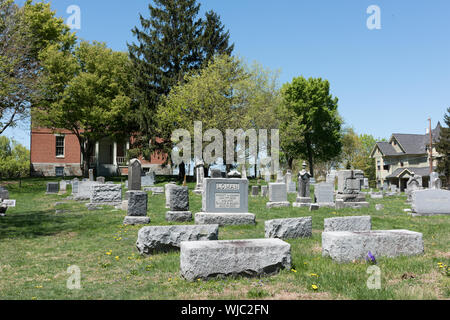Harpers Ferry cimitero (noto anche come Harper cimitero), che si trova vicino alla parte superiore della collina che si affaccia sulla pittoresca e storica città di harpers Ferry, West Virginia Foto Stock