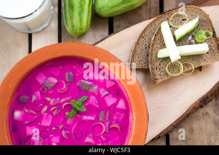 Il freddo Estate zuppa di barbabietole sullo sfondo di legno Foto Stock