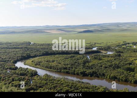 (190903) -- HULUNBUIR, Sett. 3, 2019 (Xinhua) -- Foto aeree prese su agosto 28, 2019 mostra la zona umida Ergune punto panoramico in Hulunbuir, nel nord della Cina di Mongolia Interna Regione Autonoma. Situato nel nord-est della Mongolia Interna Regione Autonoma, Hulunbuir, chiamato dopo il Hulun Nur e Buir Nur, copre un area di circa 253,000 chilometri quadrati. Essa è la casa di più di 40 gruppi etnici, compresi Han, mongola, Daur, Ewenki, Oroqen e Russo, ecc. Esso vanta bellissime praterie e vaste foreste, tra cui più di 500 laghi, oltre tremila fiumi e grandi zone umide dot. La prateria, Foto Stock