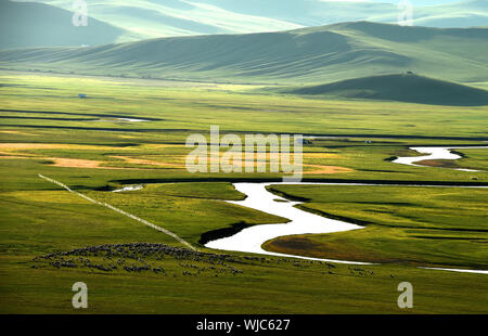 (190903) -- HULUNBUIR, Sett. 3, 2019 (Xinhua) -- Foto aeree prese su agosto 29, 2019 mostra un fiume passando attraverso Hulunbuir, nel nord della Cina di Mongolia Interna Regione Autonoma. Situato nel nord-est della Mongolia Interna Regione Autonoma, Hulunbuir, chiamato dopo il Hulun Nur e Buir Nur, copre un area di circa 253,000 chilometri quadrati. Essa è la casa di più di 40 gruppi etnici, compresi Han, mongola, Daur, Ewenki, Oroqen e Russo, ecc. Esso vanta bellissime praterie e vaste foreste, tra cui più di 500 laghi, oltre tremila fiumi e grandi zone umide dot. La prateria, clear wate Foto Stock