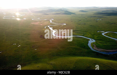 (190903) -- HULUNBUIR, Sett. 3, 2019 (Xinhua) -- Foto aeree prese su agosto 29, 2019 mostra un fiume passando attraverso Hulunbuir, nel nord della Cina di Mongolia Interna Regione Autonoma. Situato nel nord-est della Mongolia Interna Regione Autonoma, Hulunbuir, chiamato dopo il Hulun Nur e Buir Nur, copre un area di circa 253,000 chilometri quadrati. Essa è la casa di più di 40 gruppi etnici, compresi Han, mongola, Daur, Ewenki, Oroqen e Russo, ecc. Esso vanta bellissime praterie e vaste foreste, tra cui più di 500 laghi, oltre tremila fiumi e grandi zone umide dot. La prateria, clear wate Foto Stock