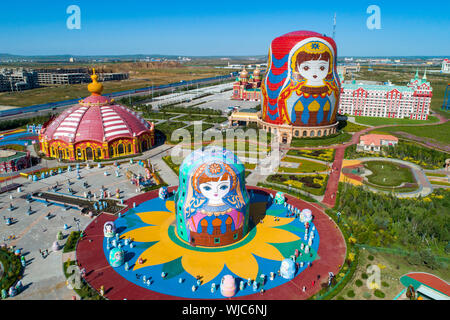 (190903) -- HULUNBUIR, Sett. 3, 2019 (Xinhua) -- Foto aeree prese su agosto 29, 2019 mostra una piazza della città di Manzhouli, nel nord della Cina di Mongolia Interna Regione Autonoma. Situato nel nord-est della Mongolia Interna Regione Autonoma, Hulunbuir, chiamato dopo il Hulun Nur e Buir Nur, copre un area di circa 253,000 chilometri quadrati. Essa è la casa di più di 40 gruppi etnici, compresi Han, mongola, Daur, Ewenki, Oroqen e Russo, ecc. Esso vanta bellissime praterie e vaste foreste, tra cui più di 500 laghi, oltre tremila fiumi e grandi zone umide dot. La prateria, clear wate Foto Stock