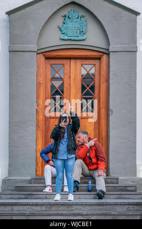 Scattare una foto con uno smart phone, Menningarnott o Culturale giorno, Reykjavik, Islanda. Foto Stock
