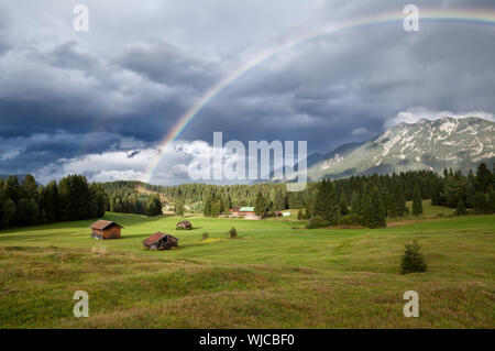 Rainbow su Karwendel gamma di montagna nelle Alpi Bavaresi, Germania Foto Stock