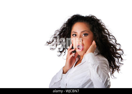 Sorpresa bellissima ispanica caucasica Latina giovane donna di affari con brown curley capelli. Carino conciate brunette, ragazza etnica in una camicia bianca e twirli Foto Stock