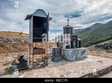 Strada altare cappella di St George passano vicino al lago di Ohrid Macedonia Foto Stock