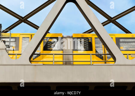 Giallo tram in movimento su di un ponte a Berlino. Foto Stock