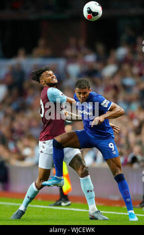 Aston Villa Tyrone Mings vince testata dalla gettata nel battere Everton Dominic Calvert-Lewin durante il match di Premier League a Villa Park, Birmingham. Foto Stock