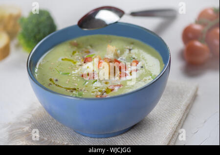 Minestra in crema di broccoli con crema, crostini con olio d'oliva, orientamento orizzontale, close-up Foto Stock