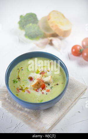 Minestra in crema di broccoli con crema, crostini con olio d'oliva, cibo vegetariano, orientamento verticale, close-up Foto Stock