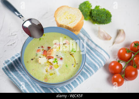 Minestra in crema di broccoli con crema, crostini con olio d'oliva, orientamento orizzontale, close-up e vista superiore Foto Stock