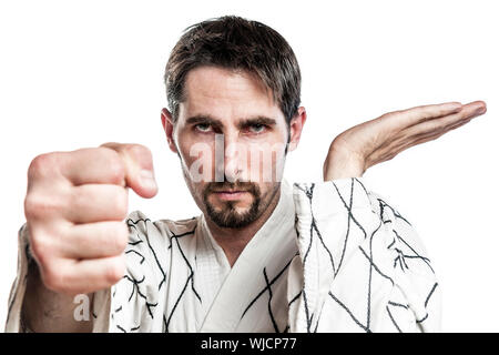 Arti marziali master in lotta bianco vestito fare un esercizio di hapkido, isolato su sfondo bianco Foto Stock
