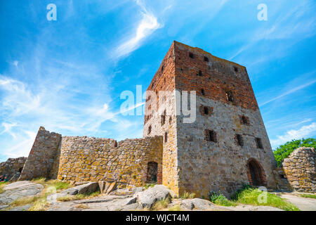 Rovina del castello sotto un cielo blu in estate con molte finestre Foto Stock
