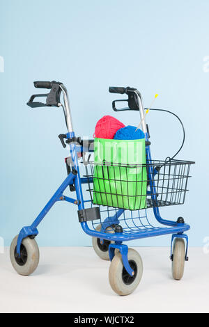 Blue walker con lavorazione a maglia da donna su sfondo colorato Foto Stock