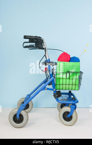 Blue walker con lavorazione a maglia da donna su sfondo colorato Foto Stock