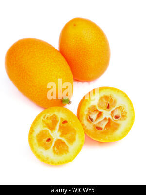 La frutta esotica Kumquat corpo pieno e metà isolato su sfondo bianco Foto Stock