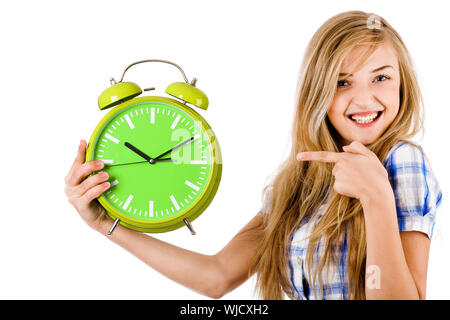 Ragazza il punto di allarme e ci mostra il tempo su un bianco sfondo isolato Foto Stock