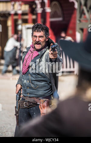 Sheriff punti pistola a fuorilegge in città Foto Stock