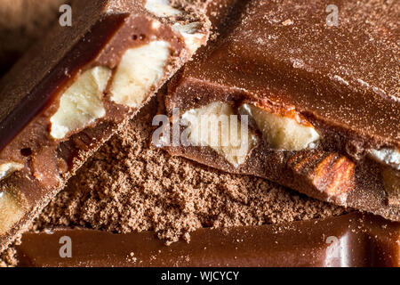 Diversi pezzi di Cioccolato con Nocciola Foto Stock