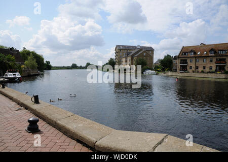 Vista attraverso il grande fiume Ouse da Quay, St Ives, Cambridgeshire Foto Stock