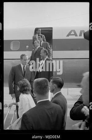 Harry Belafonte e altri attori di Hollywood arriva dal chartered piano; Harry Belafonte e altri attori di Hollywood arriva dal chartered piano per il mese di marzo su Washington, 1963 Foto Stock