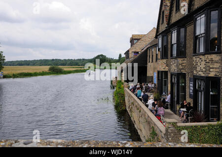 Vista attraverso il grande fiume Ouse dal ponte, St Ives, Cambridgeshire Foto Stock