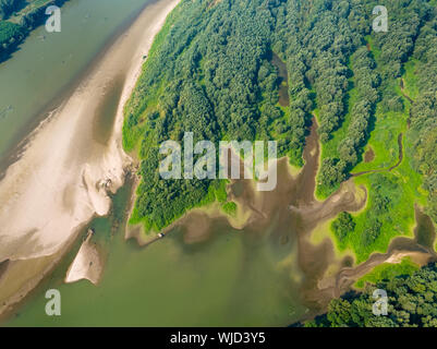 La laguna poco profonda e fangosa sul fiume Drava dopo l'alluvione, Croazia Foto Stock