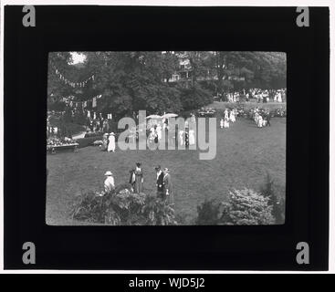 Hartsdale stazione ferroviaria, Hartsdale, Bronx, New York party in giardino Foto Stock