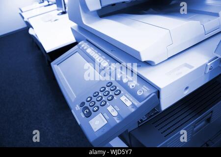 Centro della copiatrice o desktop in ufficio che mostra il concetto della documentazione Foto Stock