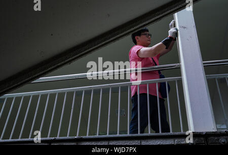 (190903) -- HONG KONG, Sett. 3, 2019 (Xinhua) -- un volontario pulisce un ponte pedonale in prossimità di Wan Chai stazione della metropolitana nel sud della Cina di Hong kong, Sett. 1, 2019. Recentemente, Hong Kong aveva alcune notti caotica quando rivoltosi hanno lanciato bombe molotov, impostare il fuoco su strade, scaraventato mattoni e vandalizzato negozi e stazioni della metropolitana. Quando i residenti uscire la mattina seguente, troveranno poche tracce di tumultuose notti sulle strade. Un gruppo di volontari conosciuta come la cicatrice distaccanti sono tra le tante persone che hanno contribuito alla rapida di riordino delle strade devastate. Per andare con 'Funzione: rimuovere "auto Foto Stock