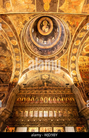 Gli affreschi all'interno di Stavropoleos monastero chiesa, un monastery ortodosso orientale per le monache nella città vecchia di Bucarest. La Romania Foto Stock