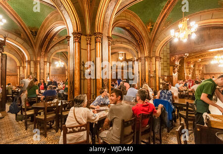 Interno del famoso Caru cu Bere Ristorante e bar, risalente al 1899, con l. Si tratta di un monumento storico. Bucarest. La Romania Foto Stock