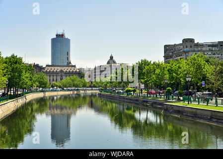 Il fiume Dambovita nel centro di Bucarest, Romania Foto Stock