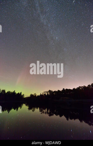 Una debole Aurora (Northern lights) display riflette in San Pothier Lago Maggiore Sudbury, Ontario, Canada Foto Stock